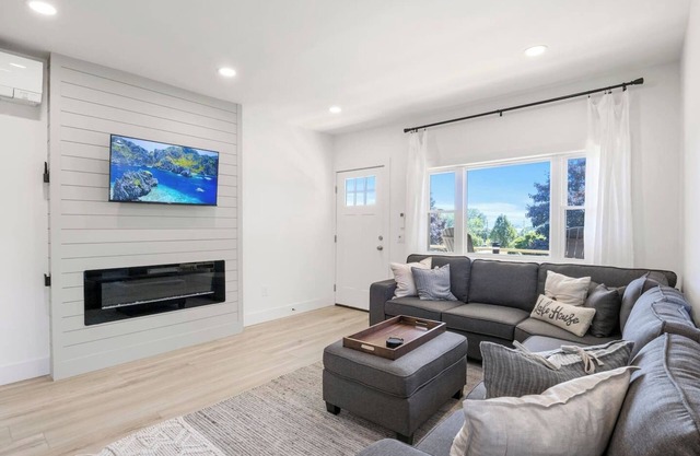 NEW Luxury Apartment | Sodus Point | King Bed