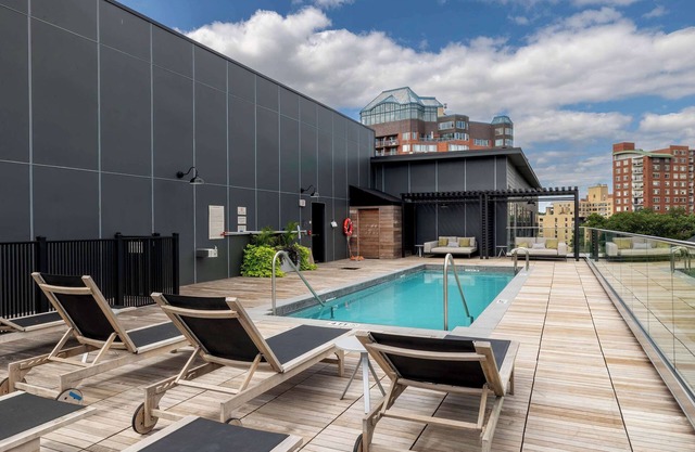 New Luxury Apt Downtown with Pool