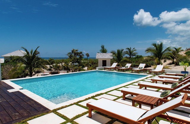 New Luxury Beachfront Bungalows w/Heated Pool, Pink-Sand Beach