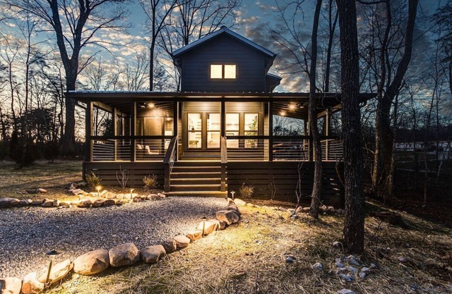 New Luxury Cabin by Lake ~ Book today!