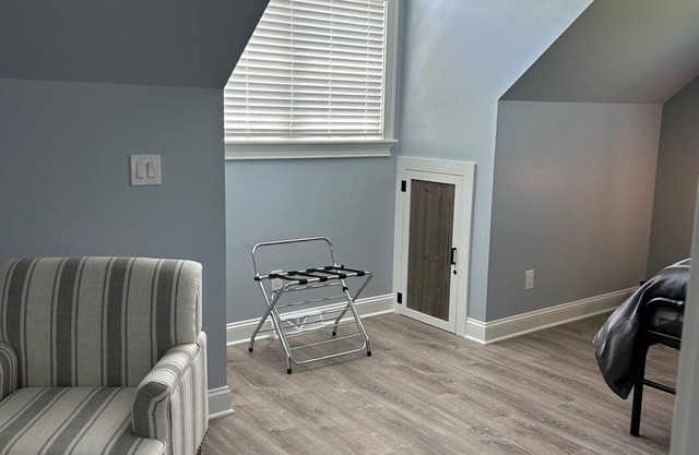 NEW Luxury Charm Coach House 5 mi from Saratoga, King Suite, WiFi, central air