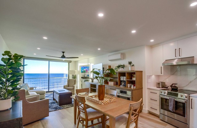 New Luxury Condo on Ocean Cliff, 2 Bedroom Suites, Full Kitchen, Living Room