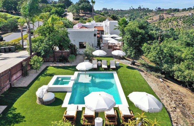 "NEW" Luxury Fallbrook Hacienda – 5BR, Pool, walk to Monserate Winery. Pets ok!