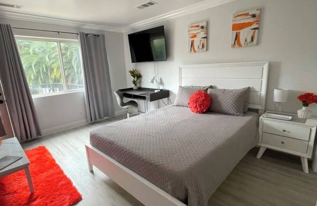 New Luxury Guest House/Pool/Bath/ Laundry
