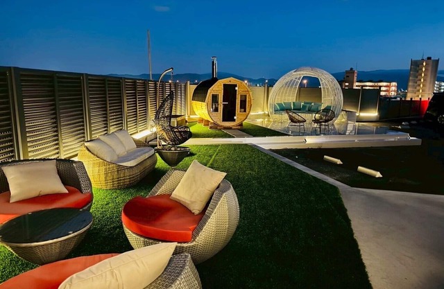 New!Luxury Hills1500 sqm Superb patio Sauna BBQ Pool Parking 4 cars Pets allowed