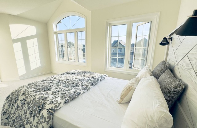 New Luxury Home in Paris/ Brant- Executive Rentals