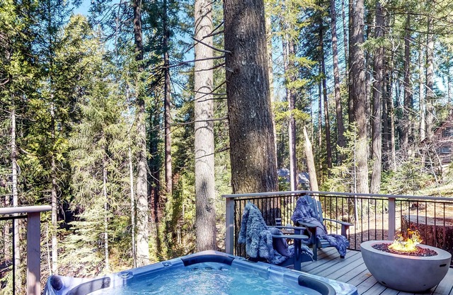 New luxury home in the Sierra Mountains, hot tub