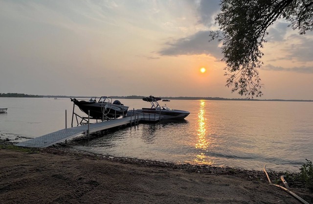 New Luxury Home on Lake Ida perfect for Family get togethers, Stunning Sunsets.