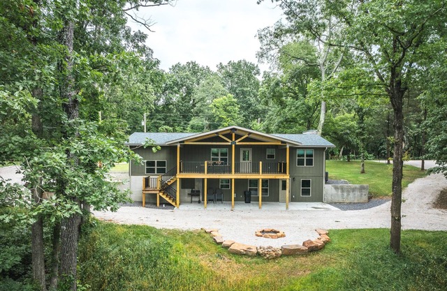 **NEW** Luxury Home overlooking Meramec River w Game Room, Private River Access