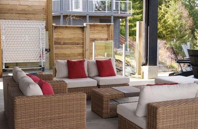 New Luxury Lakefront House with Private Dock & Hot tub
