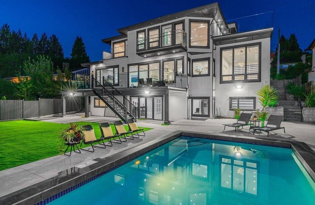 New Luxury Large Modern Home with Pool & Views