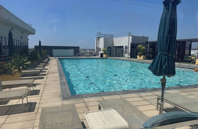 New luxury & modern 1BD heart of Irvine