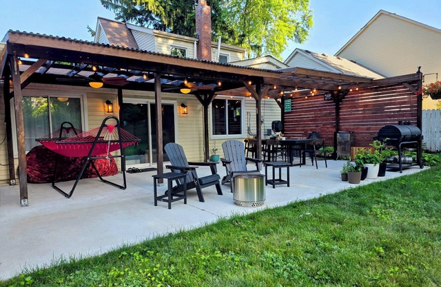 Just Renovated! 75'TV, 2 Full Baths, Pergola, Firepit, BBQ