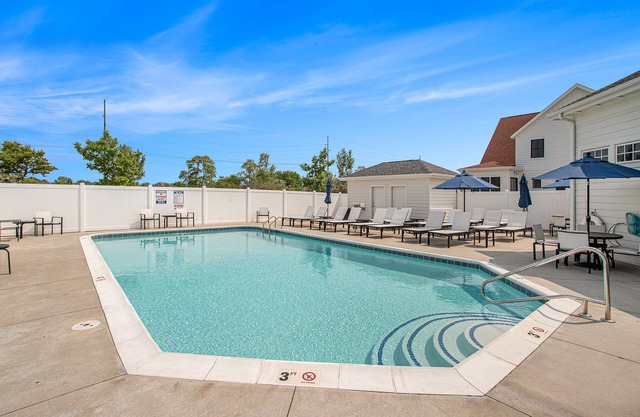 NEW Luxury Poolside Retreat | King Bed | Riverwalk