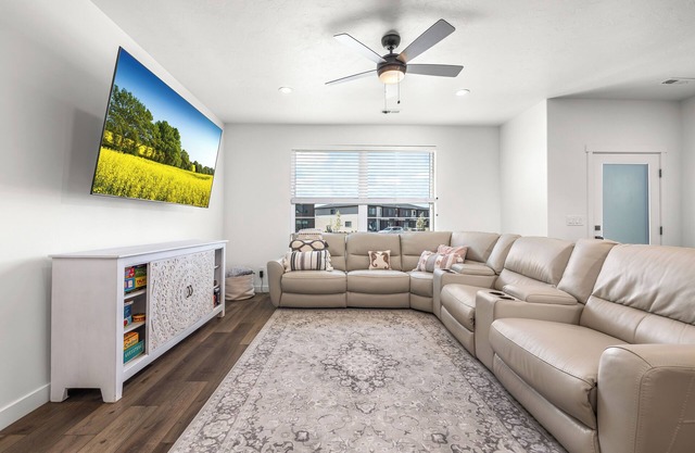 New Luxury Townhome near Utah Lake! Mountain Views. Family Friendly amenities!