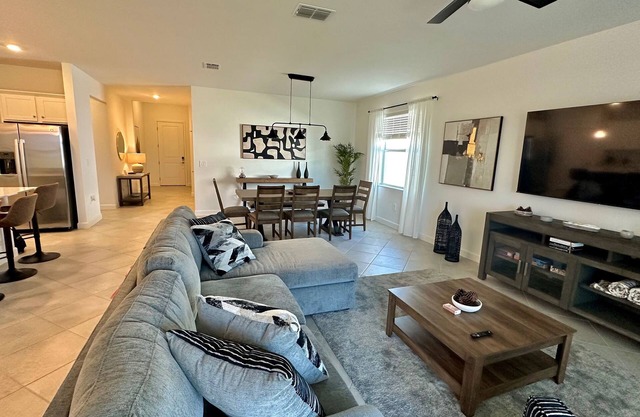 New Chic Home on Championship Golf Course. High speed WiFi AC