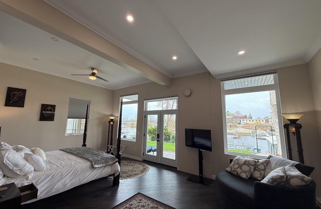 NEW- LUXURY WATERFRONT WALKOUT, Steps to downtown Gananoque & 1000 Island ferry