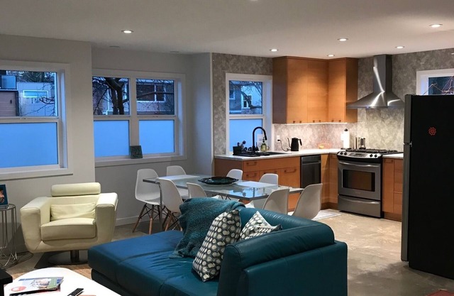 New main floor apartment, Prime Heritage location near Hospital/Downtown Kelowna
