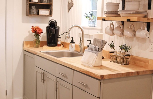 NEW MaineStay Cottage #3 Full Kitchen + Fireplace in Hampden/Bangor