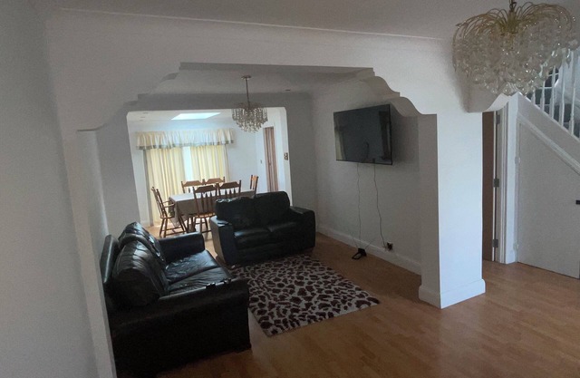 New Malden - 4 Beds - Sleeps 8 - Garden - WiFi