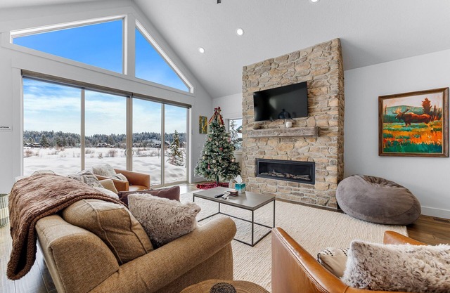 New - Meadowbright VIsta - Large driveway - Clubhouse with pool & hot tub - River - Luxury