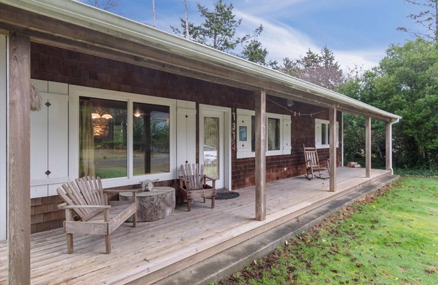 NEW! Mid Term Rental, pet friendly, walk to the beach (SlowM)