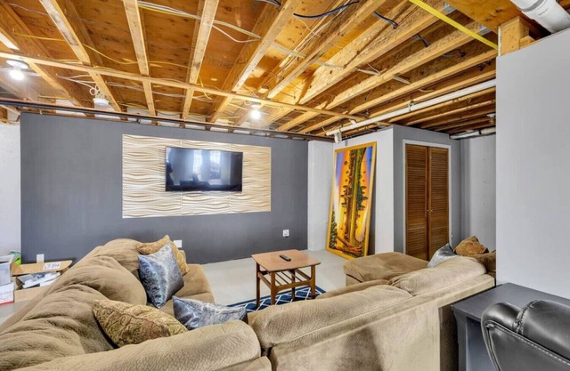 New! Millstream Manor-pondside & sleeps up to 14!