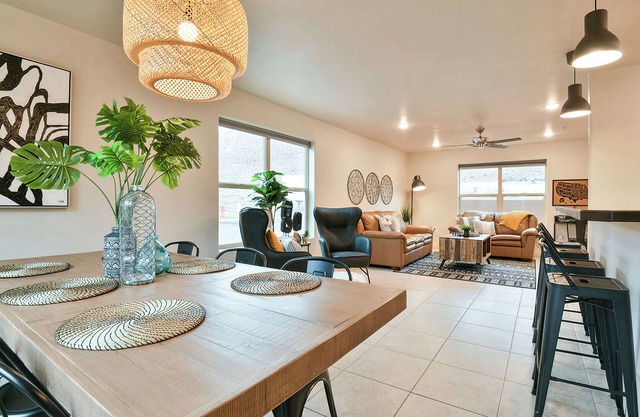 New Moab townhome with pool and hot tub!