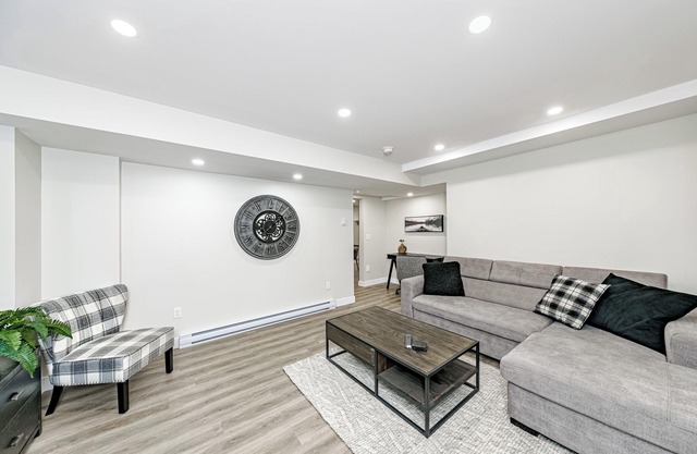 New & modern 1 bedroom suite nearby skytrain & parks!