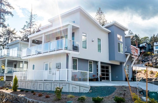 New Modern 1-bedroom self contained suite w/ Air Conditioning