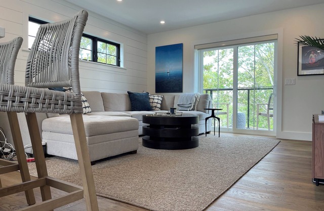 New modern 2 bedroom king/qn townhome with parking, AC, Wifi, and all comforts!