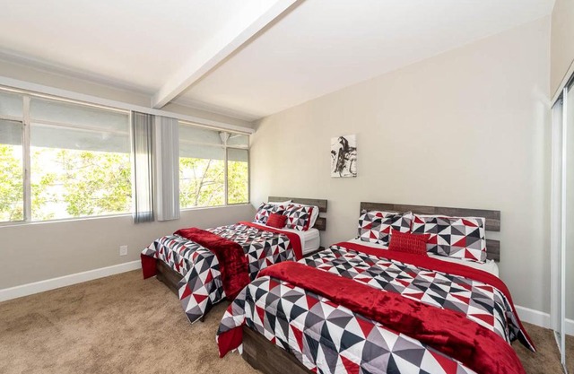 New & Modern 2BR - Prime Location , Gym and Pool