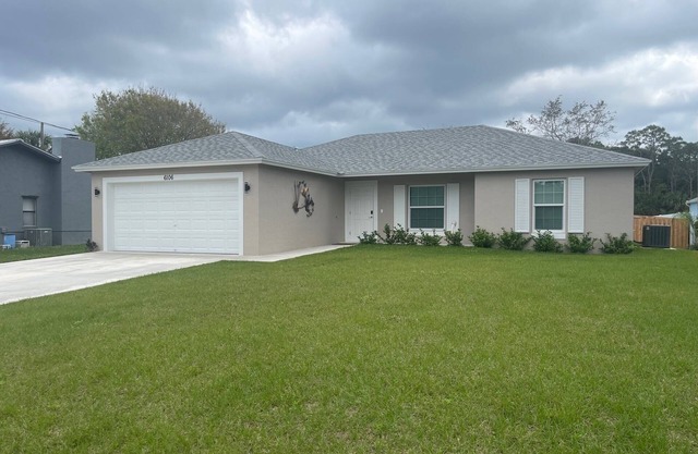 New modern 3-bed 2 bath house with smart TV's in every room, WIFI, and hot tub