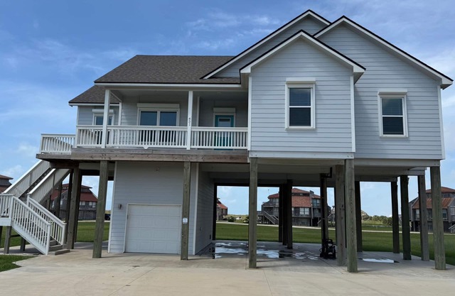 New modern 3-bedroom house in walking distance to Matagorda Beach, Pet friendly