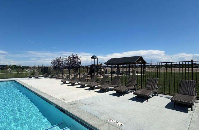 New, Modern and Cozy with a pool in Central Star! 15-30 from Meridian and Boise!
