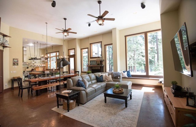 NEW!! Modern and Spacious high-end home! Newly renovated! On golf course!