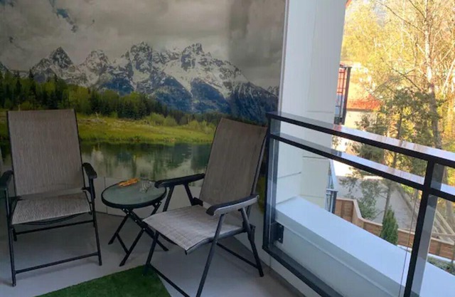 New, modern apartment, 1bdr + den (office)