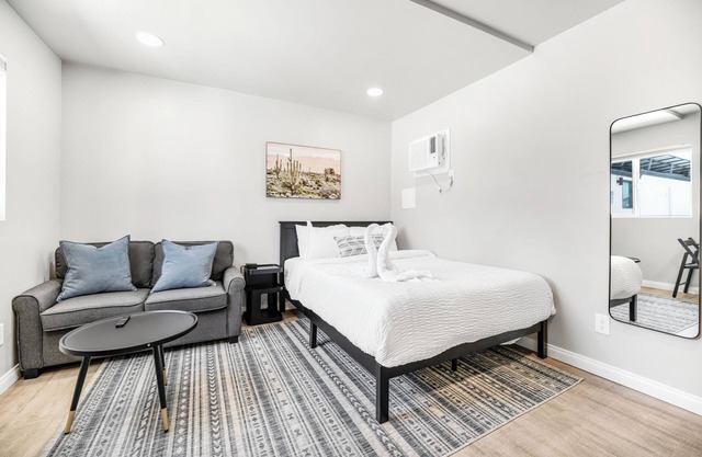New Modern Apartment w/ AC - Central to SD