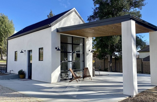 NEW Modern Bungalow In the heart of 46 West Wineries- but in town