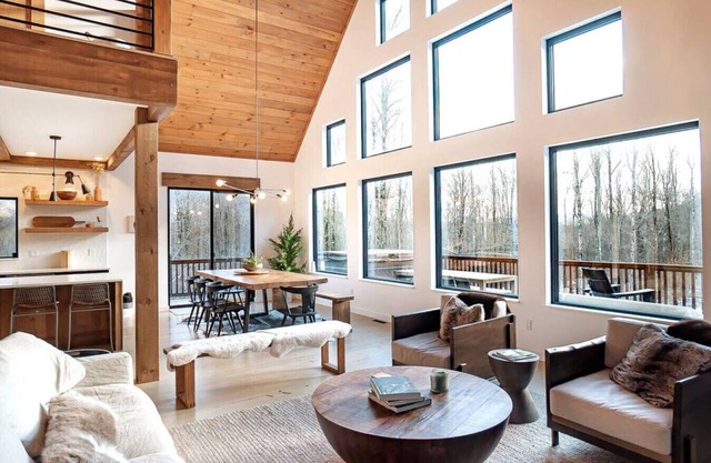 NEW Modern Cabin | 8 Mins From Skiing | Hot Tub