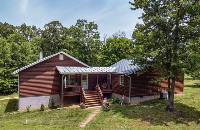 NEW Modern Cabin in Luray: Firepit, Allows Dogs, NEW Hot Tub, 5 acres, Game Room