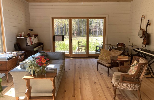 New Modern Cabin in peaceful setting with porches