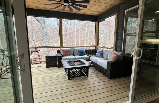 New Modern Cabin - Over 15 acres with pond & trails to explore! 5 miles to TIEC