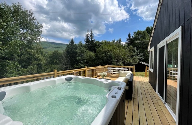 NEW Modern Catskills Cabin w/ HOT TUB & views
