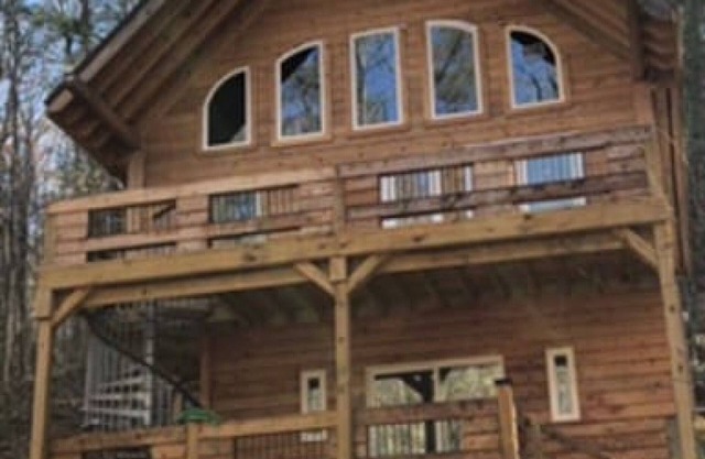 New Modern Chalet Creekside 2 decks +privacy suite