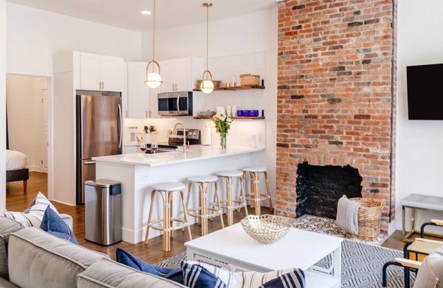 New Modern Condo <5min to Downtown, 40 min to Ark