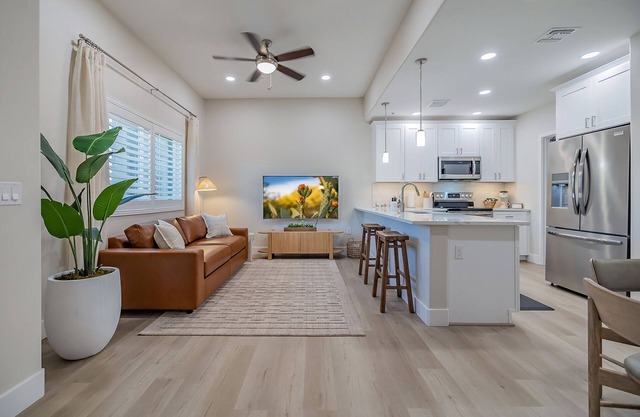New Modern Condo, Hiking Trails/Pool and More: Walk to Restaurants & Shops