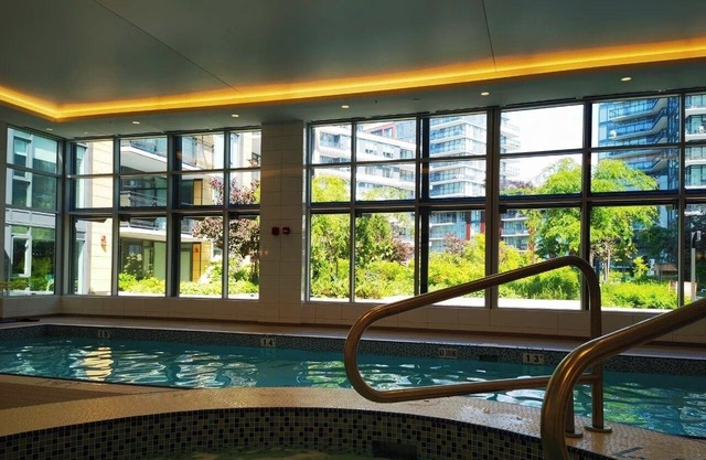 New Modern Condo w/ Pool, Gym &free parking- Prime Richmond Location