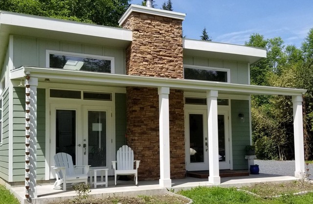 New modern cottage on quiet 5acres 45min N of Seattle