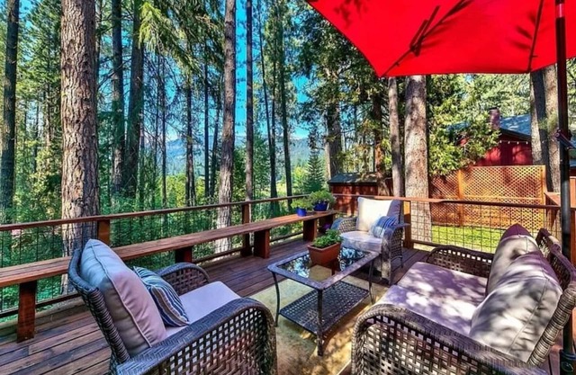 NEW Modern Cozy Cabin w/ Spectacular Deck